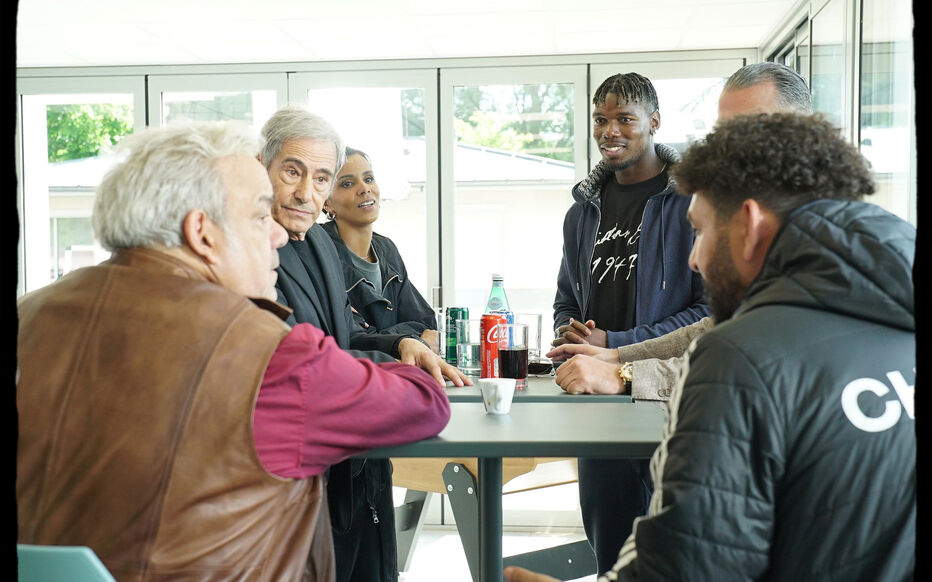 Tournage de &quot;4 - Zéros&quot;, un film de Fabien Onteniente. Avec au casting du jour, Gérard Lanvin, Didier Bourdon, Tamara Marthe (Shy'm), Paul Pogba, Mohamed Henni, Marwan Hurstel. Rueil Malmaison, Stade du Parc. 2024-V-03. © Alain Guizard / La Chaussette Rouge.                                